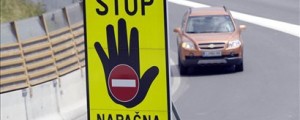 Dolenjska avtocesta: avtobus, poln otrok, v napačno smer