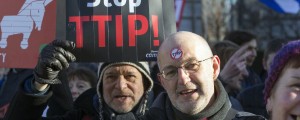 Nasprotniki TTIP Evropski komisiji predali 3,3 milijona podpisov