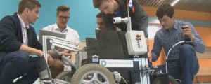Slovenski študenti izdelali robota, ki kida sneg