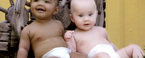 Mama dvojčkov po porodu šokirana ugotovila, da imata otroka različna očeta