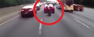 VIDEO: Motorist dirkal med avtomobili, ko je počilo…