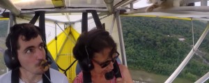 VIDEO: Pozor! Mačka na letalskem krilu