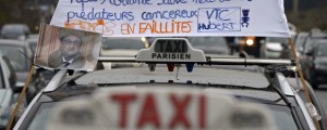 V Parizu nasilni protesti proti aplikaciji Uber