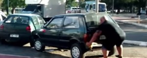 Avto mu je bil v napoto, zato ga je premaknil - z golimi rokami!
