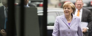 Angela Merkel kljub pritiskom neomajna