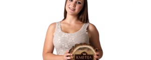 Po samo dveh nočeh se je poslovila od Kmetije