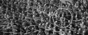 Ganljiva zgodba o tem, zakaj je pred Hitlerjem prekrižal roke