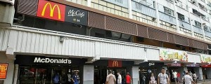Umrla sredi McDonald'sa! Opazili so jo šele čez sedem ur