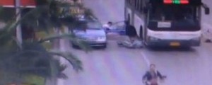 Grozljiv posnetek: taksist z vrati zbil motoristko, ki je padla pod avtobus