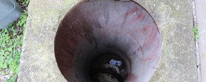 Kranj: Kdo je kriv, da sta mati in otrok pred blokom padla v jašek?