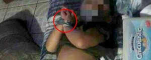 FOTO: Mamica zvezala dojenčka in mu zalepila usta