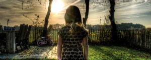 Kdo je? 3-letna deklica blodila po parku, družina je ne išče