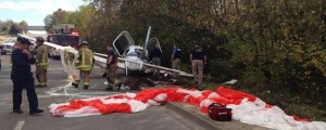 VIDEO: Letalo padlo na avtocesto in trčilo v tovornjak