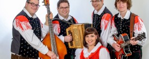 Harmonikar ponosen na svoj ansambel