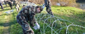 FOTO: Bodeča žica naj bi 'varovala' mejo okoli pol leta