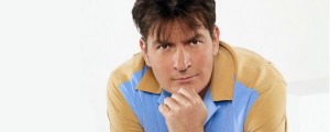 Charlie Sheen ujet v intimnem položaju z moškim