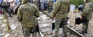 Grčija začela umikati migrante z meje z Makedonijo
