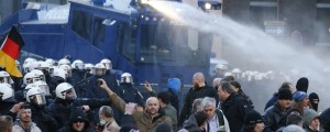 Desničarski skrajneži napadli policiste v Kölnu, ti so jih umirili z vodnimi topovi in solzivcem