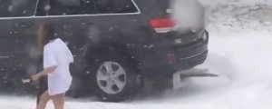 VIDEO: Najhujši sprehod ponižanja in sramote - bosa in brez hlač skozi snežno nevihto