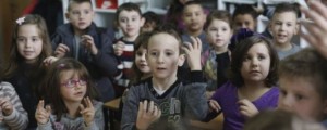 VIDEO: Poglejte, kaj so 6-letni sošolci naredili za gluhonemega dečka