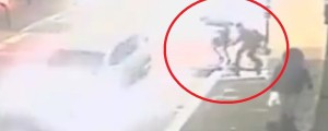 Manijak jo je napadel, policija prosi za pomoč