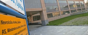 Groza: Bolniki ležijo tudi na hodnikih