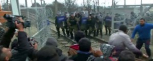 Migranti skušali prebiti ograjo na grško-makedonski meji