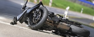 64-letni motorist trčil v betonski zid