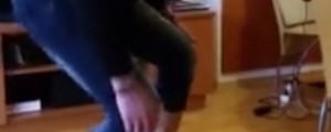 Samuel se uči hoditi v visokih petah