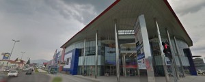 V celjskem trgovskem centru otrok omahnil osem metrov globoko