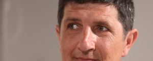 Pisatelja sta ozmerjala in ga hotela pretepsti
