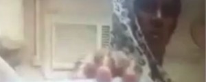 VIDEO: Služkinja mu je urinirala v pijačo