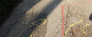FOTO: Tako na luknjaste ceste opozarjajo v Dravogradu