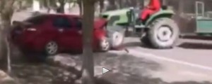VIDEO: Jezni traktorist je obdelal ulico