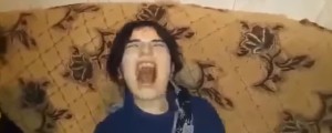 VIDEO: Na obrazu ji je ugašal vžigalice, da bi izgnal demona