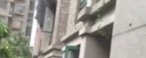 VIDEO: 3-letno hčerko vrgel skozi okno