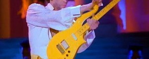 Princeovo rumeno kitaro prodali za skoraj 140.000 dolarjev