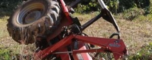 Traktor obtičal med drevesi, voznik med prevračanjem umrl