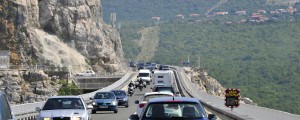 Zapirajo most, da ropajo turiste?
