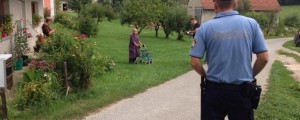 Mater je potolkel, medtem ko je spala