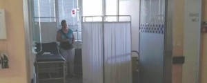 Bolniki ležijo kar na hodnikih in ob straniščih