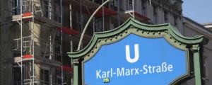 Z nožem porezal uslužbenca in varnostika
