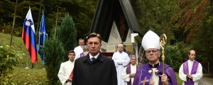 FOTO: Žalna slovesnost in verski obred za žrtve iz Hude Jame