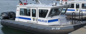55-letni Ljubljančan s plovilom pijan bežal pred policisti, nato pa razgrajal še na mejnem prehodu