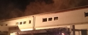 FOTO: Iz zabojnika ognjeni zublji zajeli še ostrešje podjetja