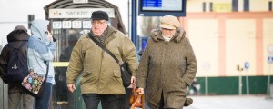 Že zdaj stradajo v pokoju, vlada pa še znižuje starost za upokojitev