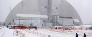 Ruševine jedrske elektrarne prekrili s sarkofagom