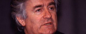 Vojni zločinec Karadžić o idiotizmih in motenem umu