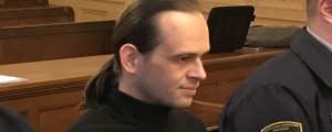 Pijan in drogiran streljal na policiste