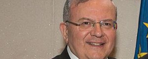 V zažganem avtu našli truplo pogrešanega veleposlanika